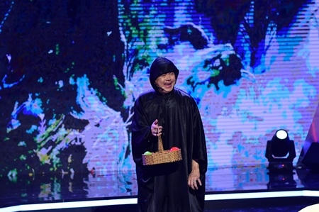 Chí Tài khoe khả năng vũ đạo trên giày cao gót