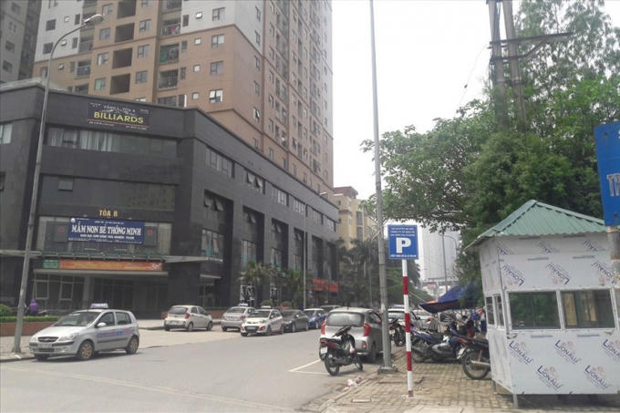 C&ocirc;ng ty Đại Dương ngang nhi&ecirc;n đặt trạm tr&ocirc;ng xe tại vỉa hè tr&ecirc;n đường T&ocirc; Hiệu (H&agrave; Đ&ocirc;ng).