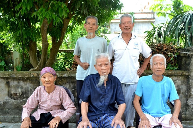 5 anh em cụ Hướng gần trăm tuổi sống quây quần bên nhau. Ảnh: Đ.Tuỳ.