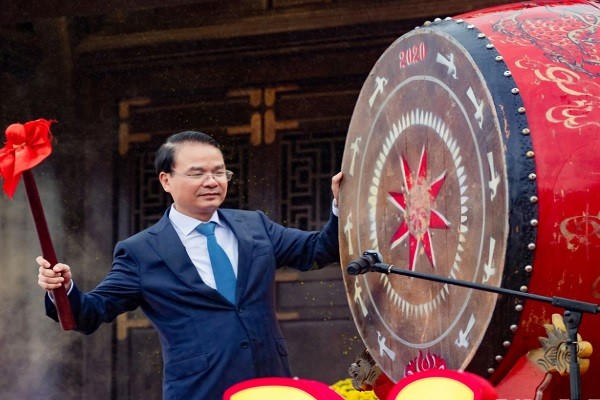 Ông Đặng Xuân Phong, Ủy viên Trung ương Đảng, Bí thư Tỉnh ủy Ninh Bình, gióng trống khai hội chùa Bái Đính.