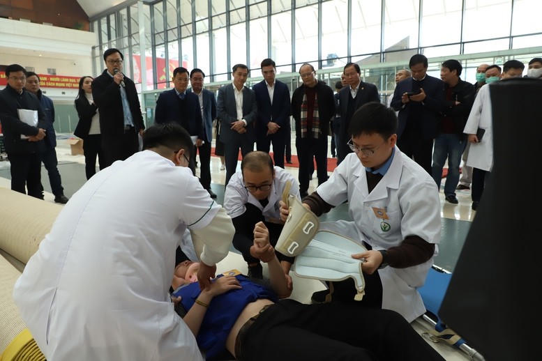 Diễn tập các tình huống cấp cứu y tế - Ảnh: VGP/LH