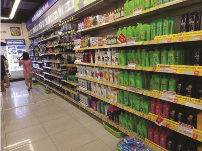 Quầy bán mỹ phẩm tại Siêu thị Mipec (Hà Nội) vẫn ngập tràn những sản phẩm bị thu hồi.