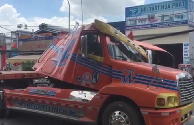 Cabin xe đầu kéo bị biến dạng.