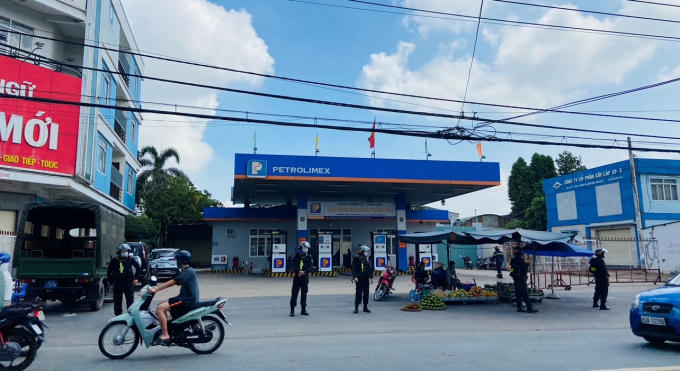 Cơ quan chức năng khám xét Trạm xăng dầu Trảng Dài.