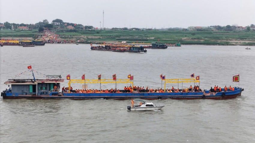 Rước thánh qua sông Hồng.