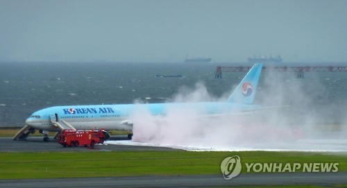 Khói bốc lên từ phần động cơ ở cánh trái máy bay Hàn Quốc. (Ảnh: Yonhap)