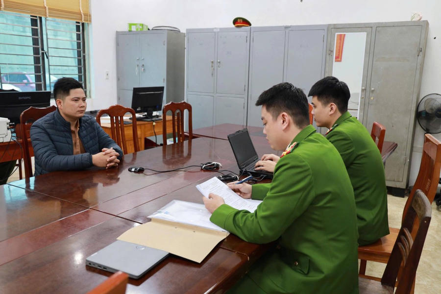 Lái tàu khách trong vụ tai nạn giao thông đường thuỷ khiến 6 người tử vong tại hồ Thác Bà, tỉnh Lào Cai tại Cơ quan điều tra. (Ảnh: Công an tỉnh Lào Cai)