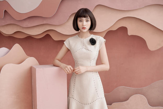 Những đường đột chỉ viền quanh eo và chân váy đuôi cá tôn lên vóc dáng của Hiền Hồ. Hoa cài màu đen giúp cô thêm điệu đà và ngọt ngào.