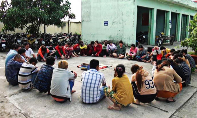 Các đối tượng tham gia đánh bài tại trụ sở công an (Ảnh do Cơ quan công an cung cấp)