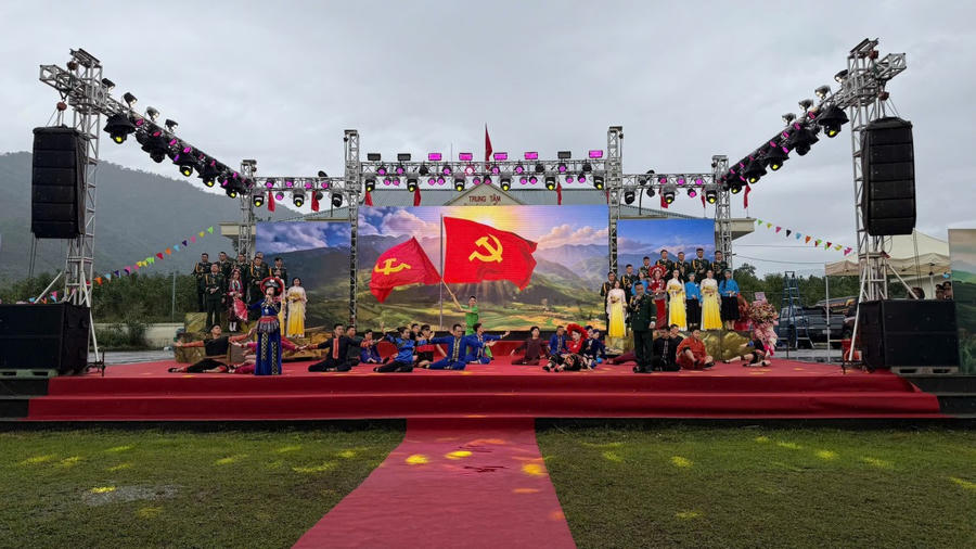 Hoạt động văn nghệ được tổ chức trong năm Ngày hội Biên phòng toàn dân khu vực phía Bắc.