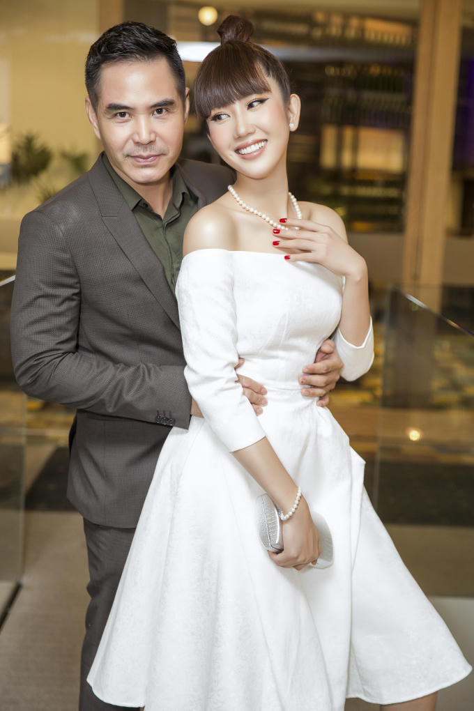 Trong chương trình, Thuý Ngân nhận hoa tri ân từ ban tổ chức vì có những đóng góp tích cực trong năm 2018. Nữ diễn viên cũng hào hứng khi được trao tặng một chuyến du lịch Đài Loan. "Chắc tôi phải kiếm người yêu để cùng đi chơi mới được", người đẹp dí dỏm nói.