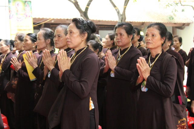 Đại lễ có đông đảo tăng ni, phật tử khắp nơi về tham dự.