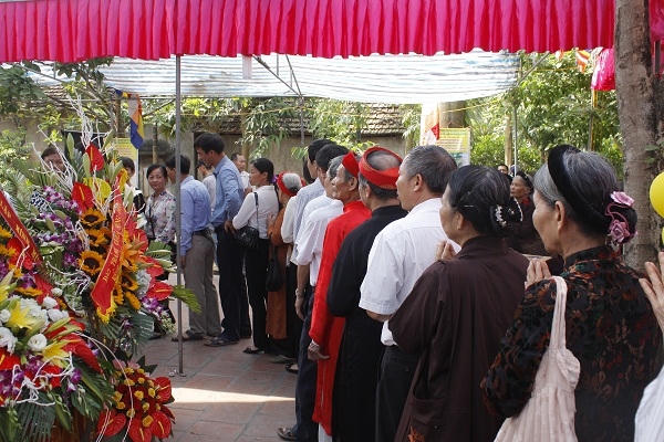 Người dân xếp hàng dài chờ đến lượt để được lên tắm Phật, cầu mong bình an.