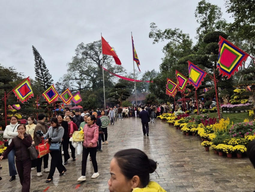 Lối vào của đến được cắm cờ hoa sẵn sàng cho ngày khai hội.