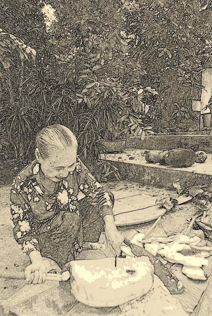 Ai như mẹ tôi đang xẻ quả mít làm mít khô trong vườn.