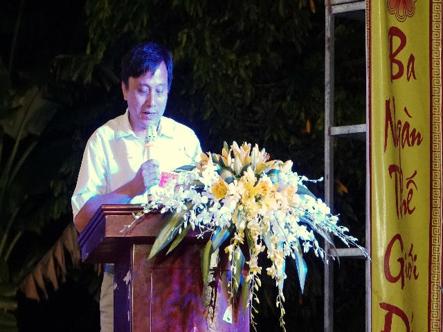 Ông Hoàng Công Mười, đảng ủy viên, Phó chủ tịch xã Thanh Khương, trưởng ban tổ chức lễ hội Dâu phát biểu chúc mừng.