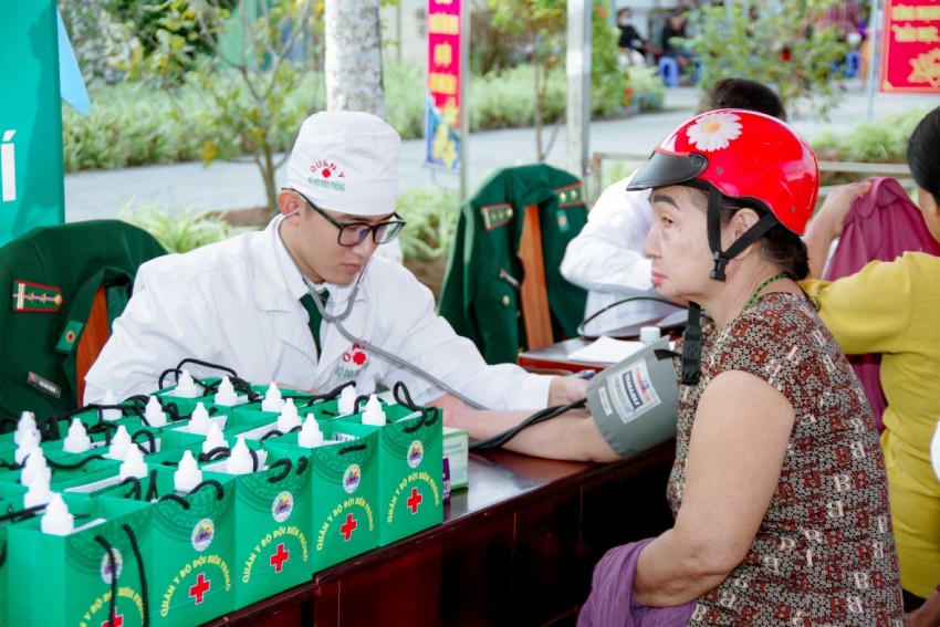 Quân y BĐBP khám bệnh cấp thuốc miễn phí cho bà con Nhân dân