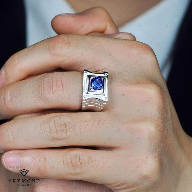 Nhẫn nam thuộc Thủy, có những đường nét uốn lượn thân nhẫn.