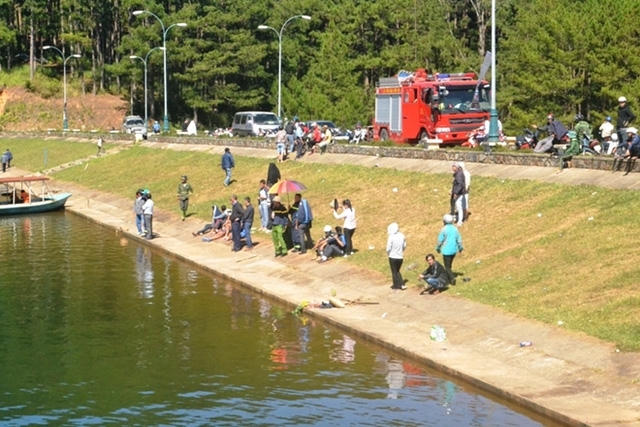 Đến 10h30 phút ngày 28-11 thi thể nạn nhân vẫn chưa được tìm thấy.