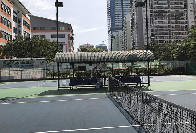 Hai sân tennis này đã tồn tại từ nhiều năm nay và chắc chắn không phải để phục vụ học sinh trong trường.