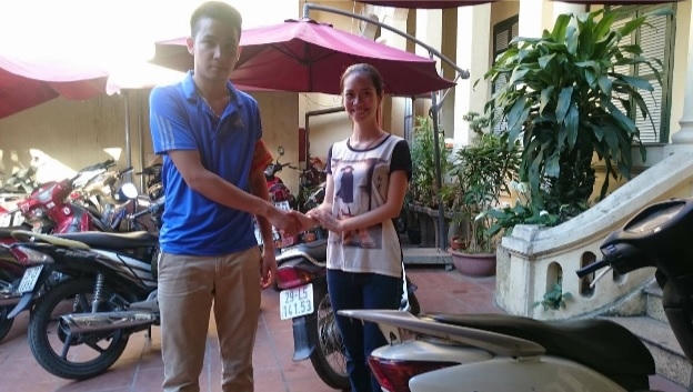 Chị Nguyễn Mai Anh nhận lại tài sản tại CA phường Thụy Khuê. (Ảnh: Thu Trang)