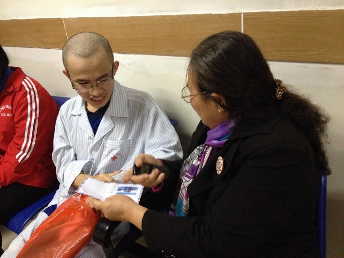 Bác Mai thăm hỏi động viên tinh thần hai mẹ con Trung.