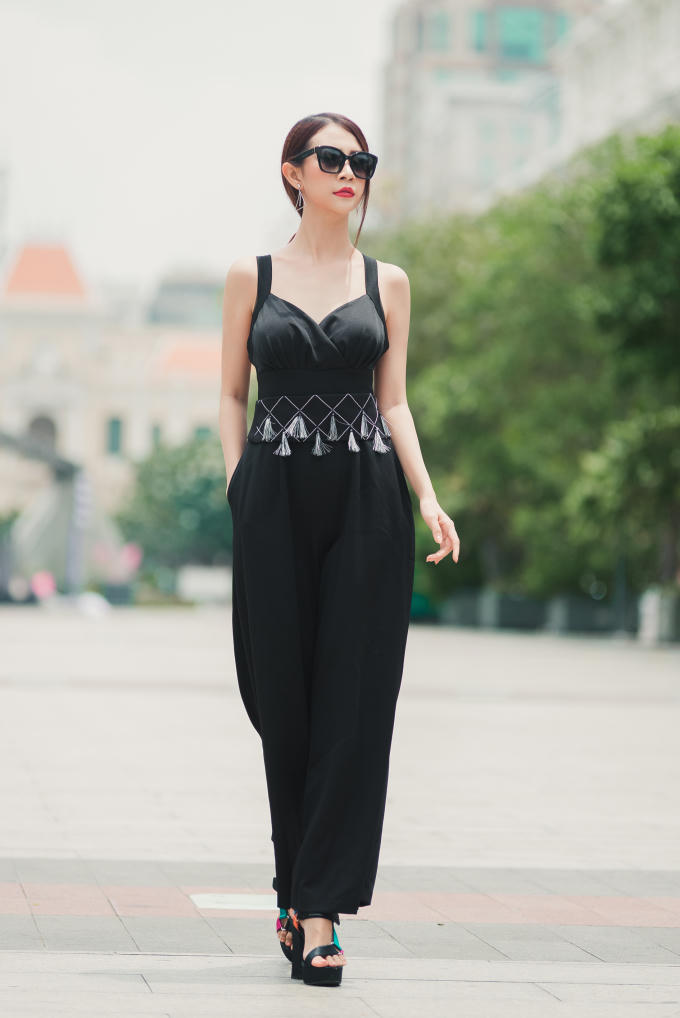 Màu đen luôn thịnh hành mọi thời đại, trong ảnh Liên Phương khéo léo chọn cho mình bộ jumsuit đen trẻ trung và không kém phần cá tính. Phần cổ chữ V giúp người mặc khoe khéo vòng 1 gợi cảm.