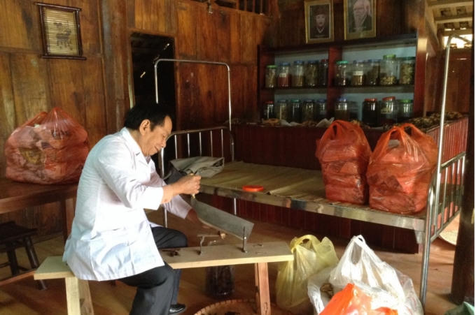 Chân dung lương y Tính đang thái thuốc.