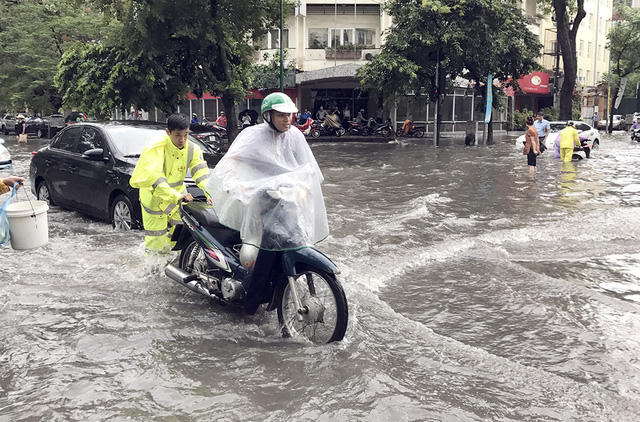 CSGT H&agrave; Nội lội nước ngập đẩy xe chết m&aacute;y gi&uacute;p d&acirc;n