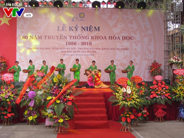 Tiết mục múa chào mừng kỷ niệm 60 năm khoa Hóa tại trường Đại học Khoa học tự nhiên