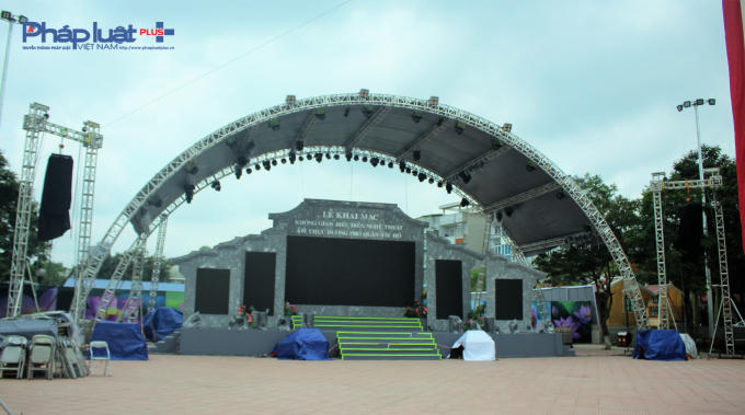 Một s&acirc;n khấu cho đ&ecirc;m khai mạc cũng đang được x&acirc;y dựng. Chương tr&igrave;nh văn nghệ sẽ diễn ra v&agrave;o dịp cuối tuần, tổ chức h&aacute;t nhạc Trịnh, m&uacute;a rối nước tại kh&ocirc;ng gian ngo&agrave;i trời rộng hơn 2.000 m2.
