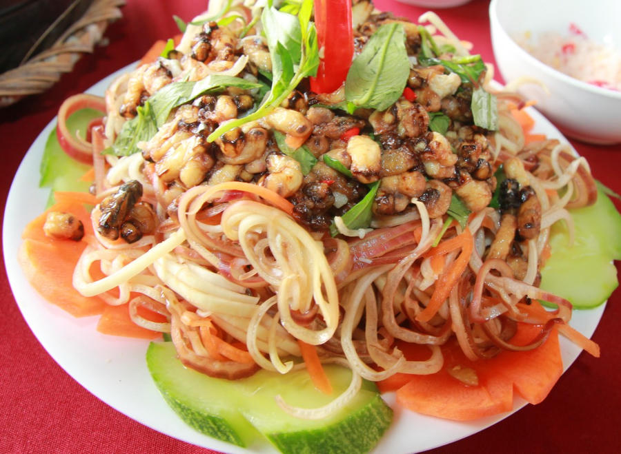 Ong non được tận dụng chế biến nhiều món ăn dân dã như ong non lăn bột chiên, gỏi ong…