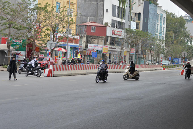 Nhưng từ ngày có nhánh ram lên xuống ở đây, do ngại vòng xa nên nhiều xe máy đã bất chấp rẽ phải, quay đầu, đi ngược chiều.