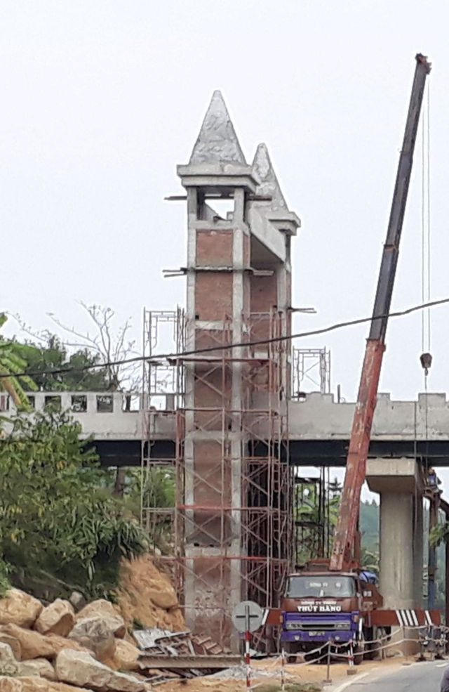 Kết cấu trụ cổng trang trí cũng nằm trong hành lang an toàn giao thông đường bộ