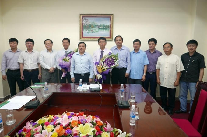 2 tân Phó Tổng biên tập Báo Nông thôn ngày nay (đồng chí Nguyễn Văn Hoài và đồng chí Lưu Bạch Duơng) nhận hoa chúc mừng từ Chủ tịch Trung ương Hội nông dân Việt Nam và chụp ảnh lưu niệm tại Hội nghị (Ảnh: Đàm Duy).