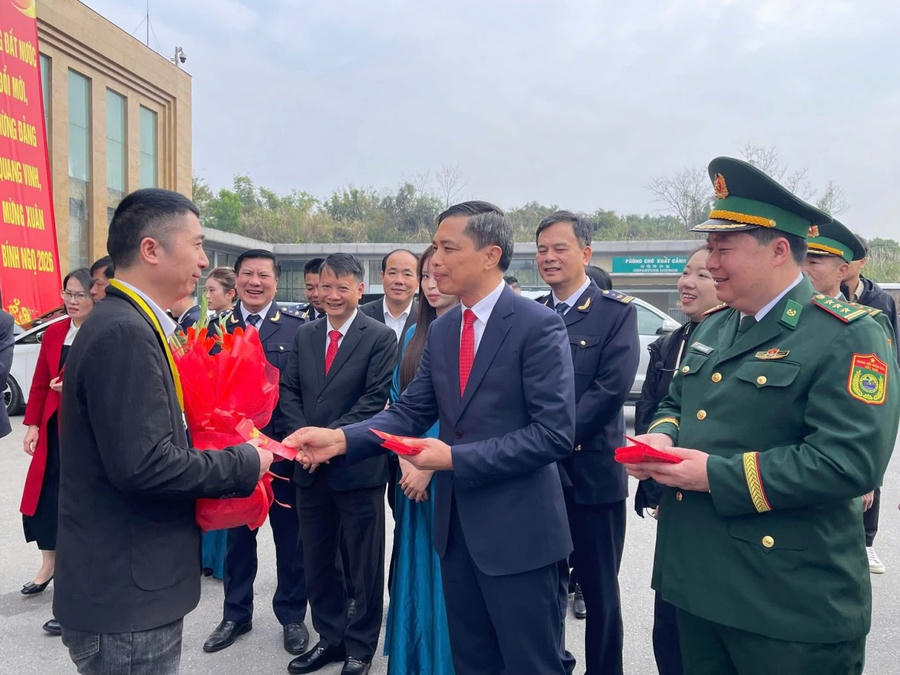 Lãnh đạo tỉnh và lực lượng chức năng trao hoa, lì xì chúc mừng đoàn khách quốc tế đầu tiên nhập cảnh qua Cửa khẩu quốc tế Móng Cái trong ngày mùng 1 Tết Bính Ngọ 2026.
