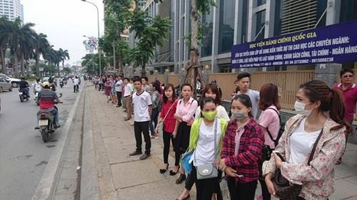 Chùm ảnh: Người dân thủ đô tập trung dõi theo đoàn xe của Tổng thống Obama