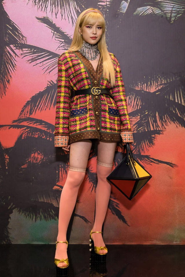 Thiều Bảo Trâm diện cả cây đồ hiệu của Gucci. Người đẹp rất phá cách trong việc chọn trang phục, tuy nhiên, nhiều khán giả vẫn nhận xét đôi vớ ngang đùi của Bảo Trâm hơi không “thuận mắt”, khiến cơ thể bị chia khúc đột ngột.