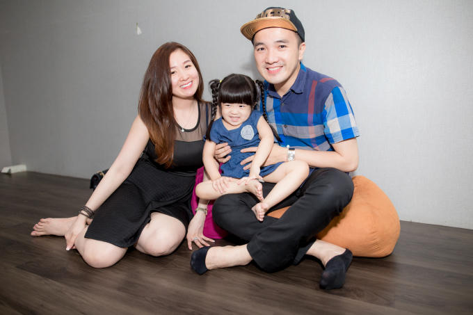 Vợ xinh như hotgirl của Dương Ngọc Thái tháp tùng chồng đi tập nhạc