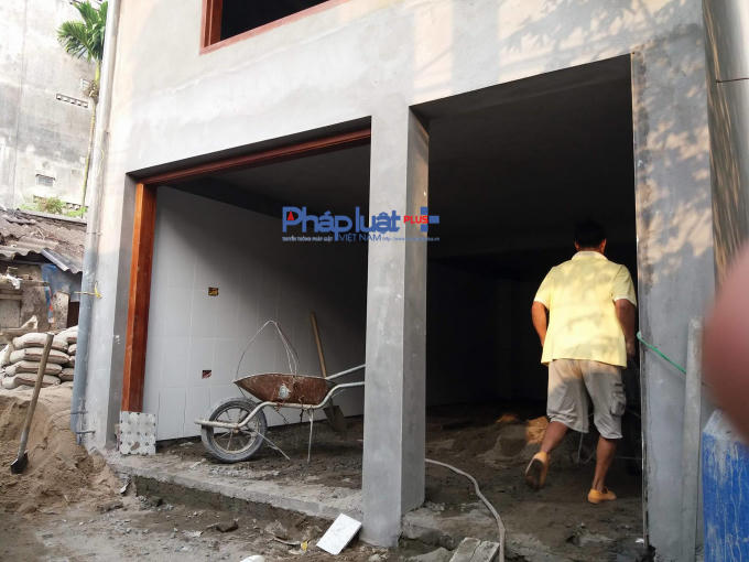 Công trình tại số tại ngách 16/47 đường Đỗ Xuân Hợp, cao đến 3 tầng và đang được công nhân xây dựng