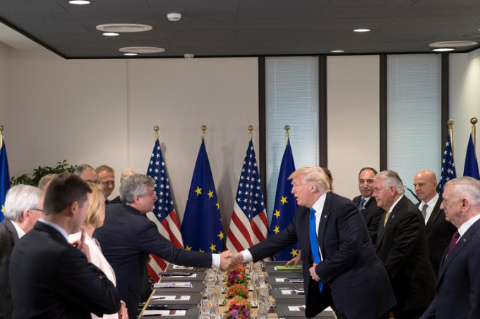 Tổng thống Donald Trump và đoàn Mỹ gặp các lãnh đạo EU tại Brussels ngày 25/5. (Ảnh: New York Times)