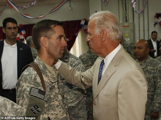 Sự ra đi của con trai Beau được cho đã khiến ông Biden quyết định không ra tranh cử năm 2016 (Ảnh: AFP)