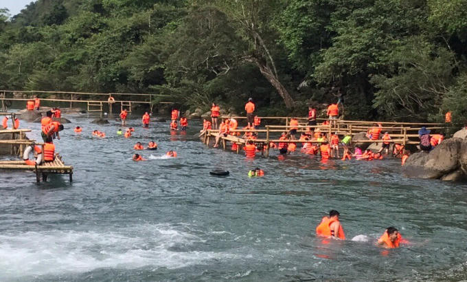 Qua thực tế cho thấy từ sau khi cán bộ nhân viên góp vốn để đầu tư mở rộng các dịch vụ, các điểm du lịch trên đã thu hút được du khách đến tham quan tăng nhanh.