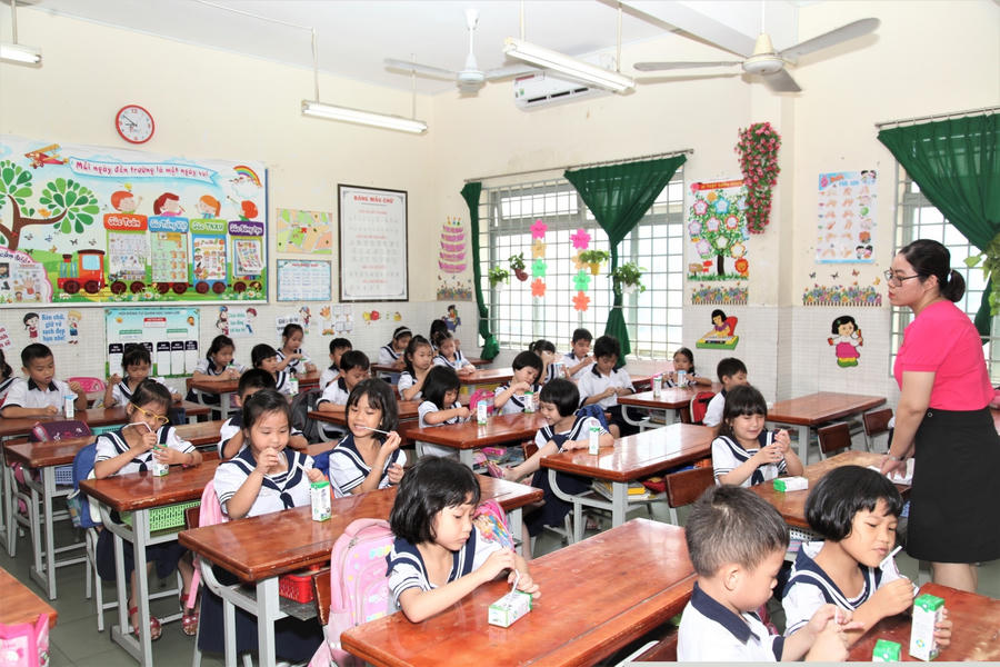 Từ ngày 1/11, hơn 300.000 trẻ em mầm non và học sinh khối lớp 1 trên địa bàn 10 quận, huyện TP.Hồ Chí Minh sẽ được uống sữa học đường (dung tích 180ml/ lần/ ngày, với 5 lần/ tuần).