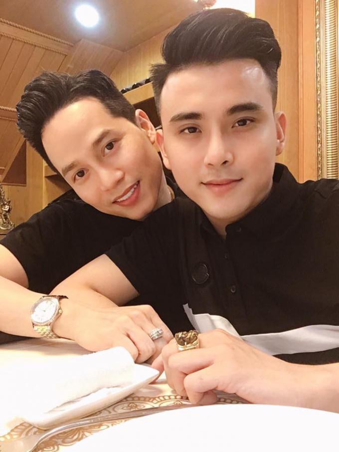 Hình ảnh đời thường của cặp đôi điển trai