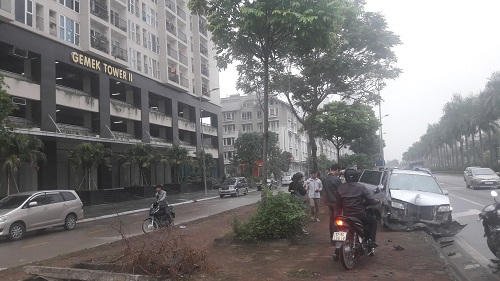 Vụ tai nạn xảy ra khi đường vắng nên không có thiệt hại về người.