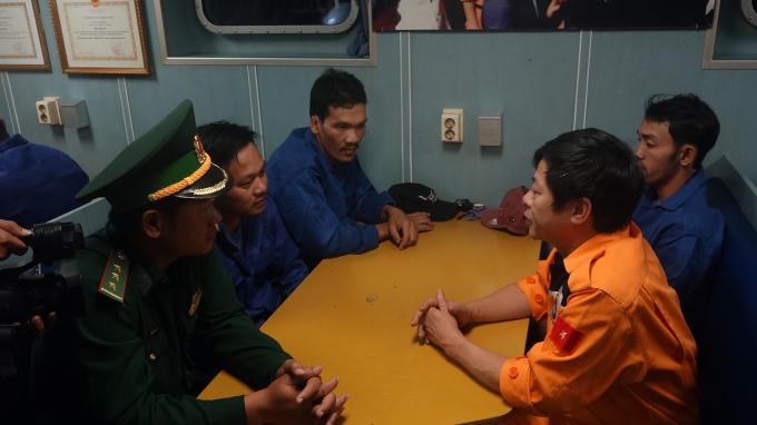 Lãnh đạo Trung tâm 2 (áo cam) động viên ngư dân tàu gặp nạn.