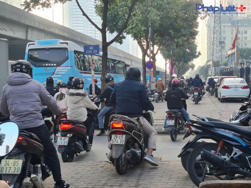 Các phương tiện tràn lên vỉa hè để di chuyển tại những điểm ùn tắc.