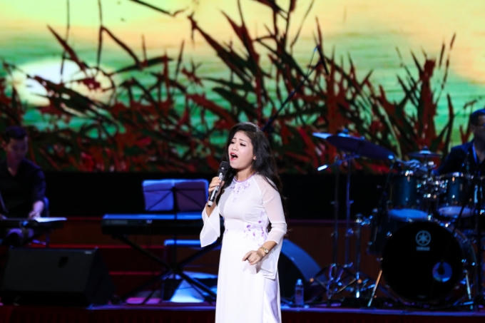 Anh Thơ diện áo dài trắng trẻ trung như thiếu nữ hát Khúc hát sông quê.