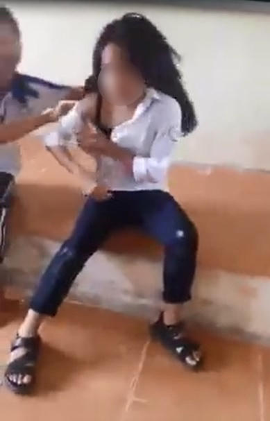Em nữ sinh còn bị bạn xé áo.  Ảnh: Cắt từ clip